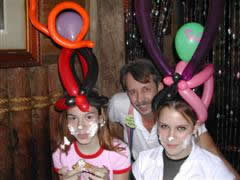 balloon twister with customers